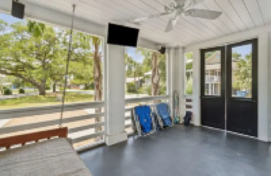 Historic Beach Cottage / Steps to Beach & Dining