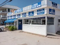 *NEW* Clean Beach Retreat- 2.5 block walk to the beach