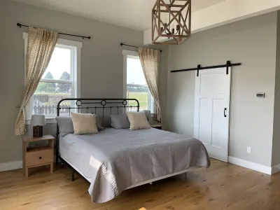 Large Modern Farmhouse -Country living at it's finest! Hotels near Bowers Field
