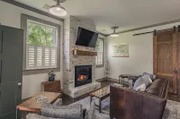Renovated 1840's Schoolhouse: Hot Tub, Fireplace, King Bed Bliss