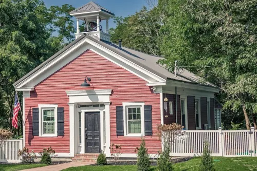 Renovated 1840's Schoolhouse: Hot Tub, Fireplace, King Bed Bliss