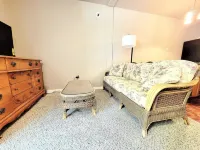 NEW!! Sleeps 4 with Hotel style check-out on 12 acres Hotels in Littleton