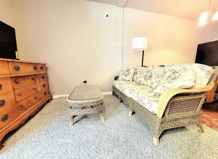 NEW!! Sleeps 4 with Hotel style check-out on 12 acres