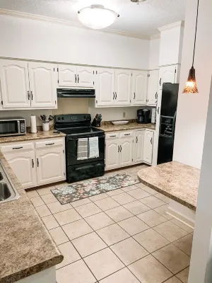 2 BR / 2 BA UNIT! WALKING DISTANCE FROM SQUARE AND CAMPUS!! - 3-Star