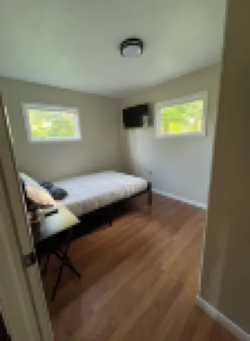 Lake view 2-bedroom cottage with new hot tub