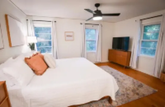 Spacious, Town Square, Theatre Room! 4 bed / 2 bath Private Home on town square