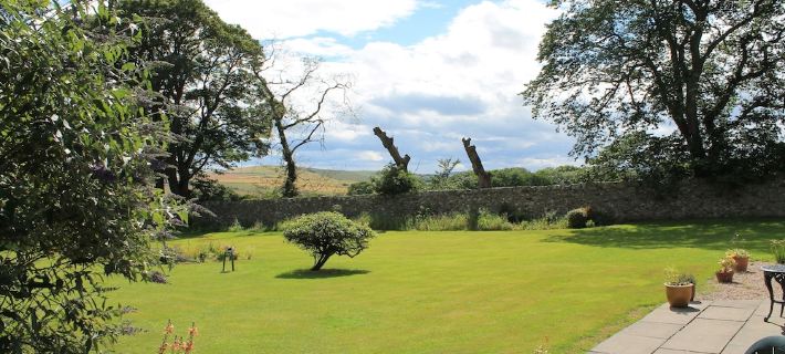 2 bedroom cottage, with far reaching views of the garden and open countryside. Hotels in Banff