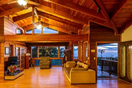 VERY PRIVATE, expansive ocean VIEWS, close to BEST BEACH