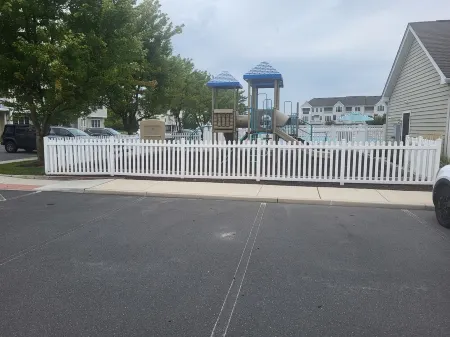 2 BR Condo with pool, Tennis,  Basketball courts, gym, & close to Rehoboth Beach Отели рядом с достопримечательностью «Рехобот-Бич»