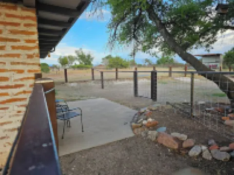 Dogwood Flats - A cozy guest house in the oak trees!