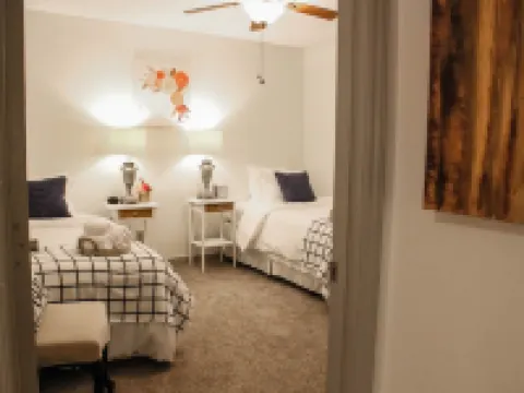 Cozy Apt. Downtown Floyd; Golden Maple Homestays Hotels in Floyd