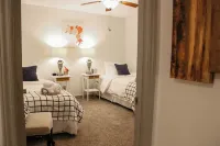 Cozy Apt. Downtown Floyd; Golden Maple Homestays
