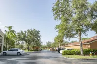 NOW AVAILABLE FOR SEASON!! 3/2 Tommy Bahama Unit Fully furnished, corner unit ! Các khách sạn ở Collier County