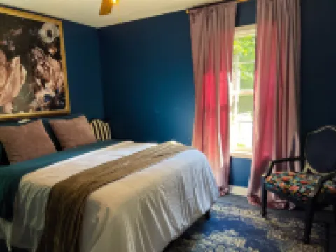 3+ acre Home: Pool Table, Putt-Putt, 4 miles to Downtown and SEMO, Summer Pool