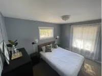 Spacious & Cozy home on The Apple River- Hiking, Tubing, Skiing, Racing, 12+ ppl