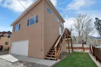 Brand New Luxury 1-Bedroom Minutes from Downtown & Hiking