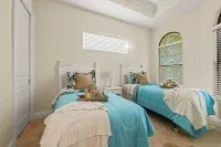 Luxe Home 1 mile to Vanderbilt Beach, Pool & Spa, Pet Friendly