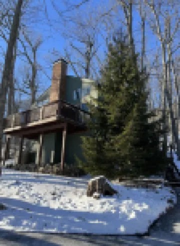 Cozy Wintergreen Ski Chalet -Hot Tub-Walk to Slopes & Family Friendly!