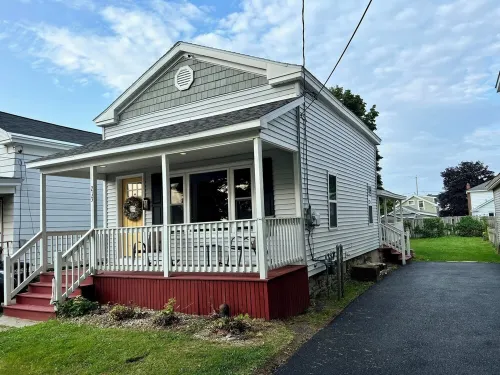 Serene bungalow: Modern Comfort near the Hospital, Power Plants and Campus Hotels in Oswego