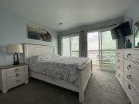 Beautifully Decorated Condo with a waterfront view - 5 min from Jet Express!