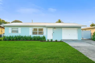 8 Minutes from numerous beaches, hot tub and beautiful fire pit Hotels near Walgreens