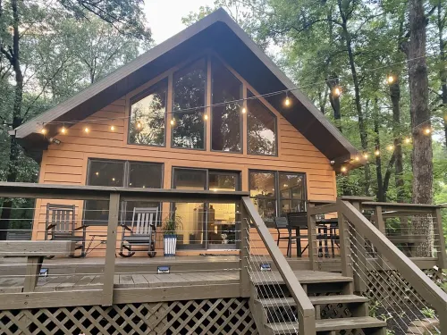 Cozy Lake Sara Year-Round Cottage- Amazing beach and lake-side restaurants.