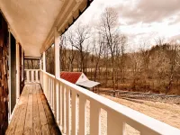 Muskie-Lounge River Retreat! Secluded getaway. Hotels in Upshur County