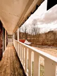 Muskie-Lounge River Retreat! Secluded getaway. Hotels in Upshur County
