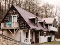Muskie-Lounge River Retreat! Secluded getaway. Hotels in Upshur County