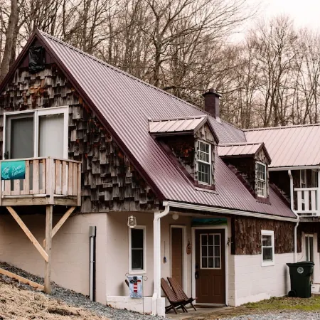 Muskie-Lounge River Retreat! Secluded getaway.