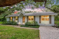 Beachie Cottage with luxury Spa, steps to the beach.