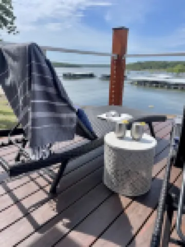 AMAZING LAKE VIEWS  DOUBLE DECK WITH HOT TUB AND 2 PORCH SWINGS