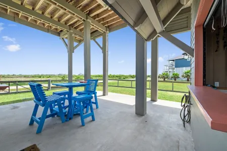 5 min walk to beach. Pet friendly. Ocean Views! Отели рядом с достопримечательностью «Port Bolivar»