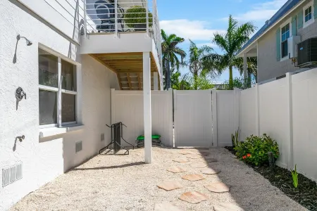 Gulf View~Elite Rating Top 1%~New 3 Bed 3 Bath~Heated Pool~30 Sec Walk to Beach! Отели в г. Холмс Бич