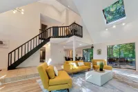 Modern Poconos Escape | Hot Tub | Fire Pit | Games!