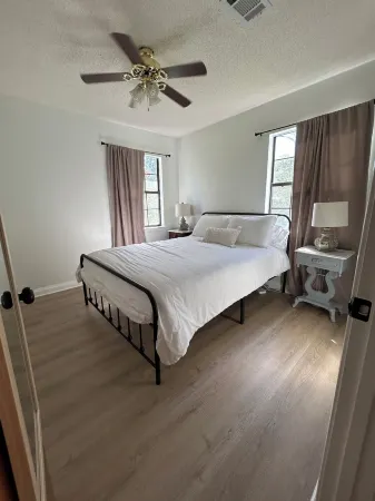 Guest House in the Heart of Old Town Daphne, AL Отели в г. Болдуин