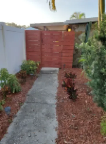 Waterfront Mid Century Cottage w/Pool and Spa- Close to beaches - Sleeps 9