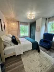 Whispering woods retreat- morning yoga on the deck, EV charging & pet friendly