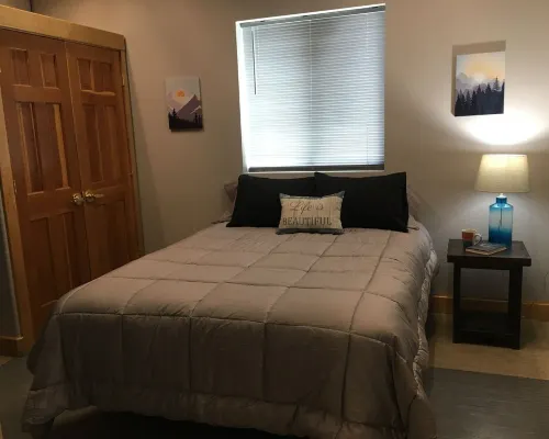 Sleek, modern one bedroom Suite in the heart of Newport. Hotele w: Pend Oreille County
