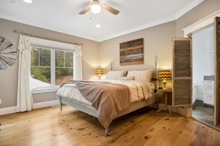 Gorgeous private farmhouse! Heated pool, hot tub & barn in winter. Sleeps 25