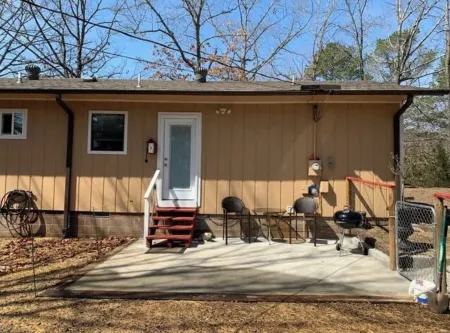 Pet-Friendly 3-bedroom neighborhood home close to shopping, lake and river