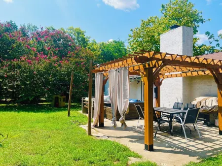 Ashley’s Boutique Inn - Austin Alternative Open!!!