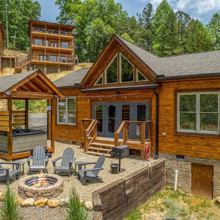 Great Location-1 Mile to Parkway/Hot Tub/Chiminea Fire Pit/Games