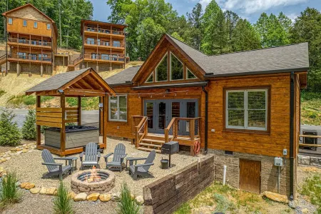 Great Location-1 Mile to Parkway/Hot Tub/Chiminea Fire Pit/Games