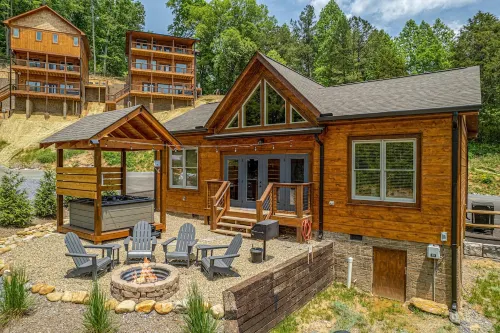 Great Location-1 Mile to Parkway/Hot Tub/Chiminea Fire Pit/Games