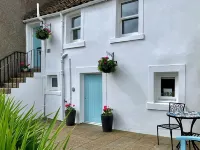 Romantic Boutique Bolthole In Pittenweem Near St Andrews. Small dogs welcome.