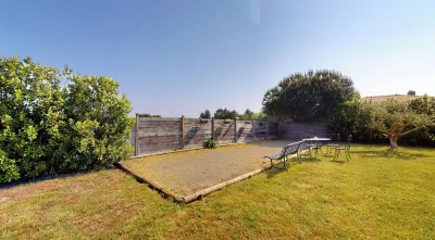 Villa de Standing 3 Chambres Piscine Chauffée sur Golf Hotels in 