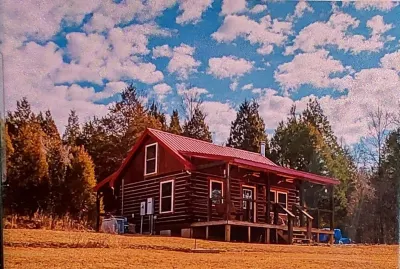 Cozy 2-bedroom country side cabin. Minutes from Patoka Lake. Pet friendly.