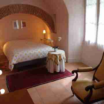 Very quiet apartment with garden in medieval residence in the heart of town Rooms