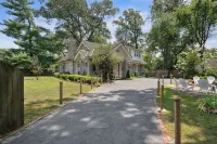 "Luxurious Retreat for Families, Couples & Work Getaways Cozy Oasis of Elegance!